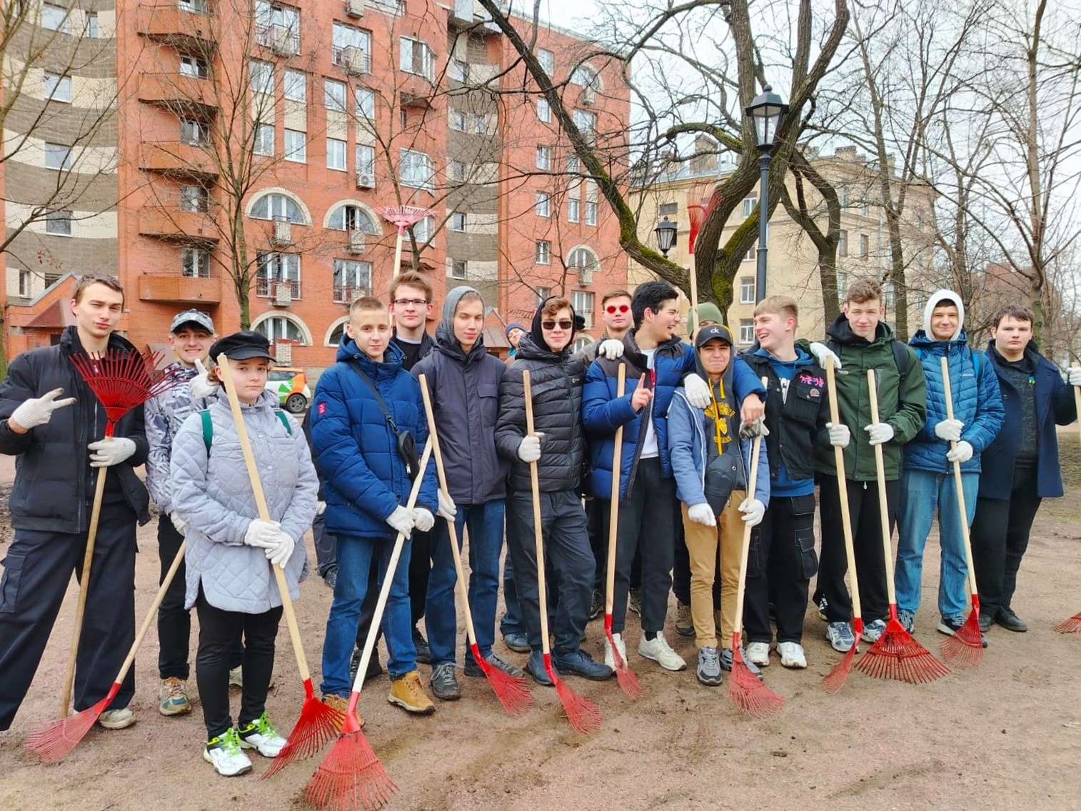 Студенты Радиотехнического колледжа помогли привести в порядок «Камский сад» Васильевского острова